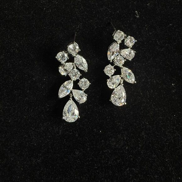 Pair of Sparkling Rhinestones Dangle Drop Earrings good quality costume - Picture 7 of 7